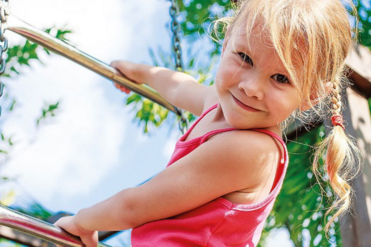 Mädchen spielte auf Klettergerüst