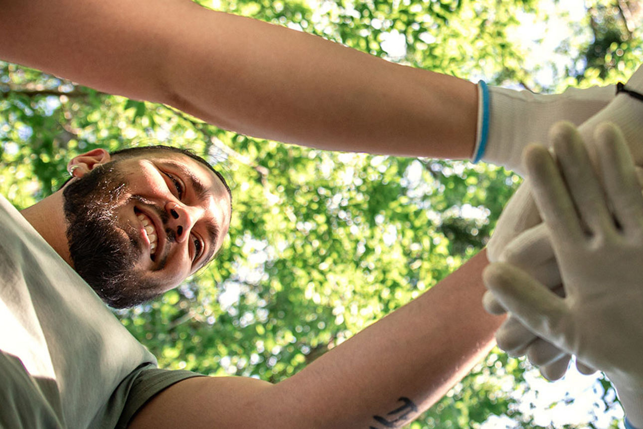 Mehrere Hände die sich in der Mitte übereinander legen 