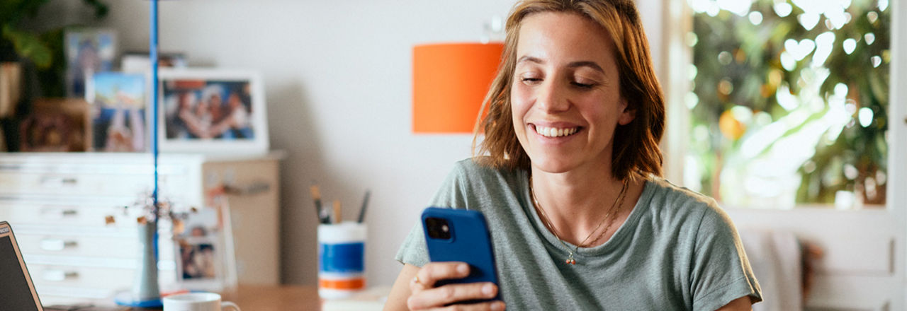 Frau mit Handy