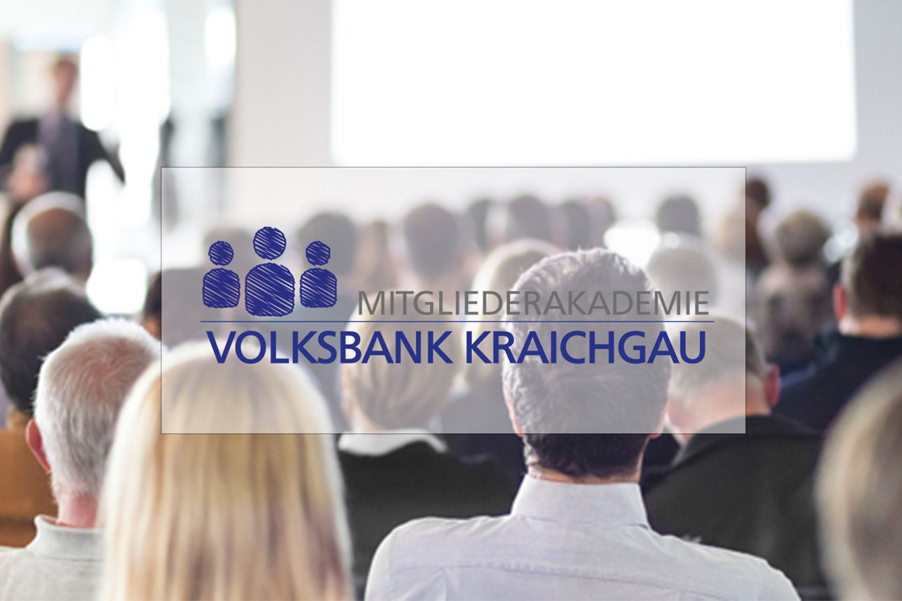 Menschen bei einem Vortrag mit Logo der Mitgliederakademie der Volksbank Kraichgau.