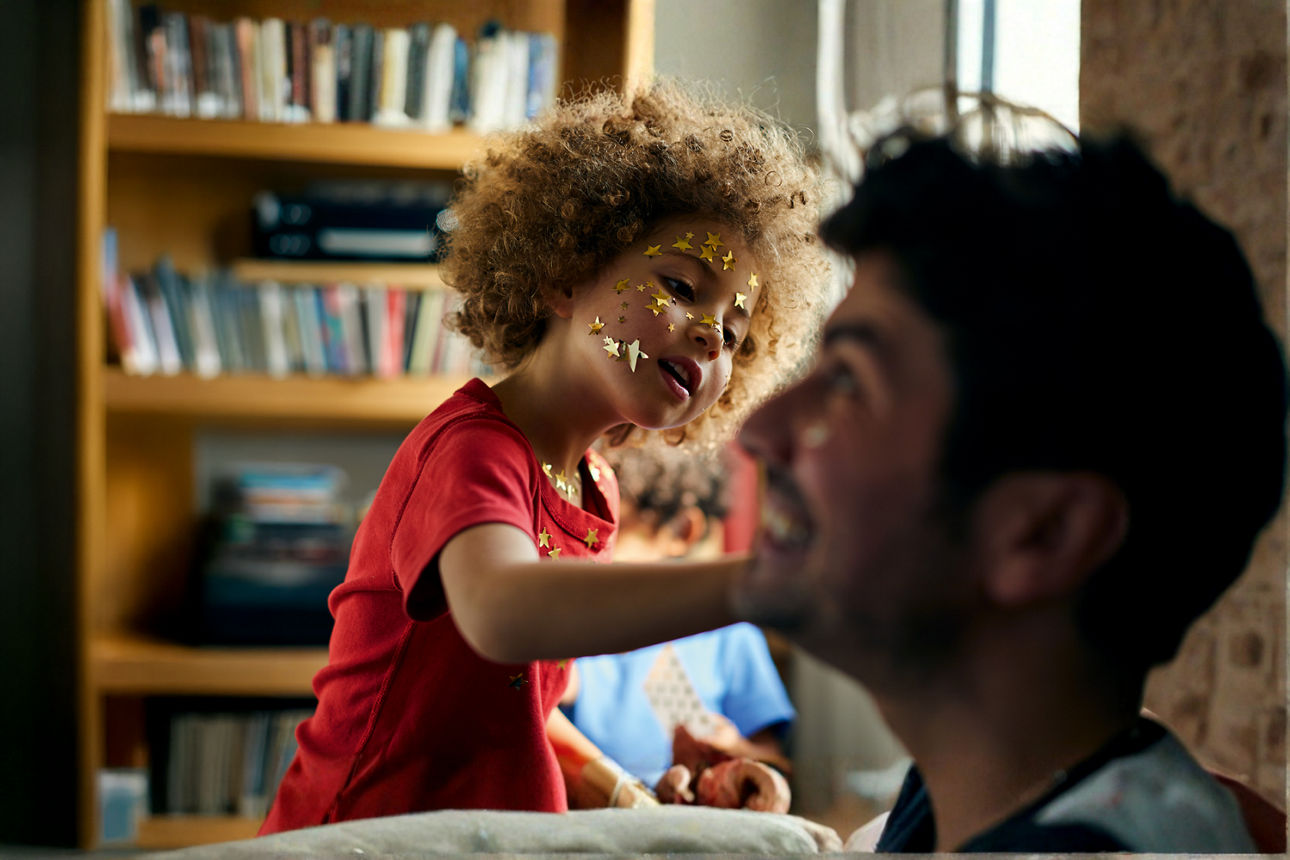 Kind mit Sternen im Gesicht beklebt Mann mit Sternen