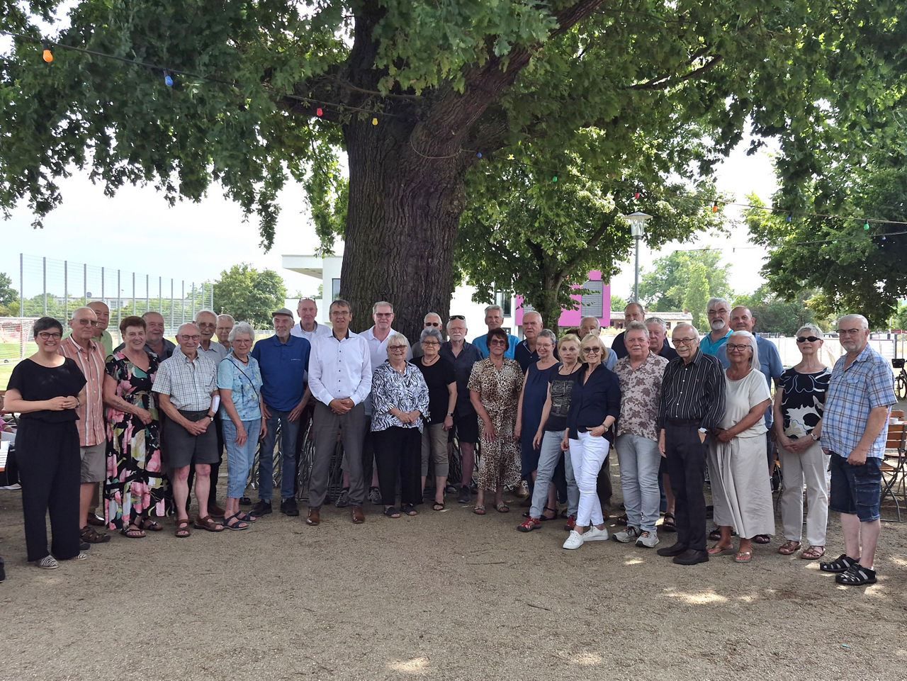 Gruppenfoto der Mitglieder vor einem großen Baum bei der SV 07 Bischofsheim