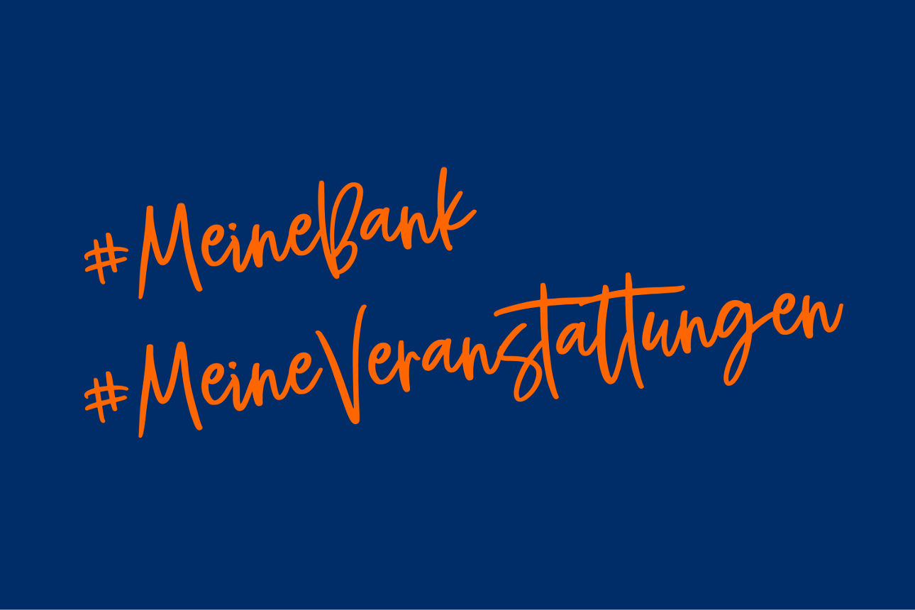  Ein dunkelblauer Hintergrund mit dem Hashtag „#MeinMitgliederevent“ in großer, orangefarbener Schreibschrift und dem Slogan „Wir erleben mehr.“ in kleinerer, weißer Schrift darunter.