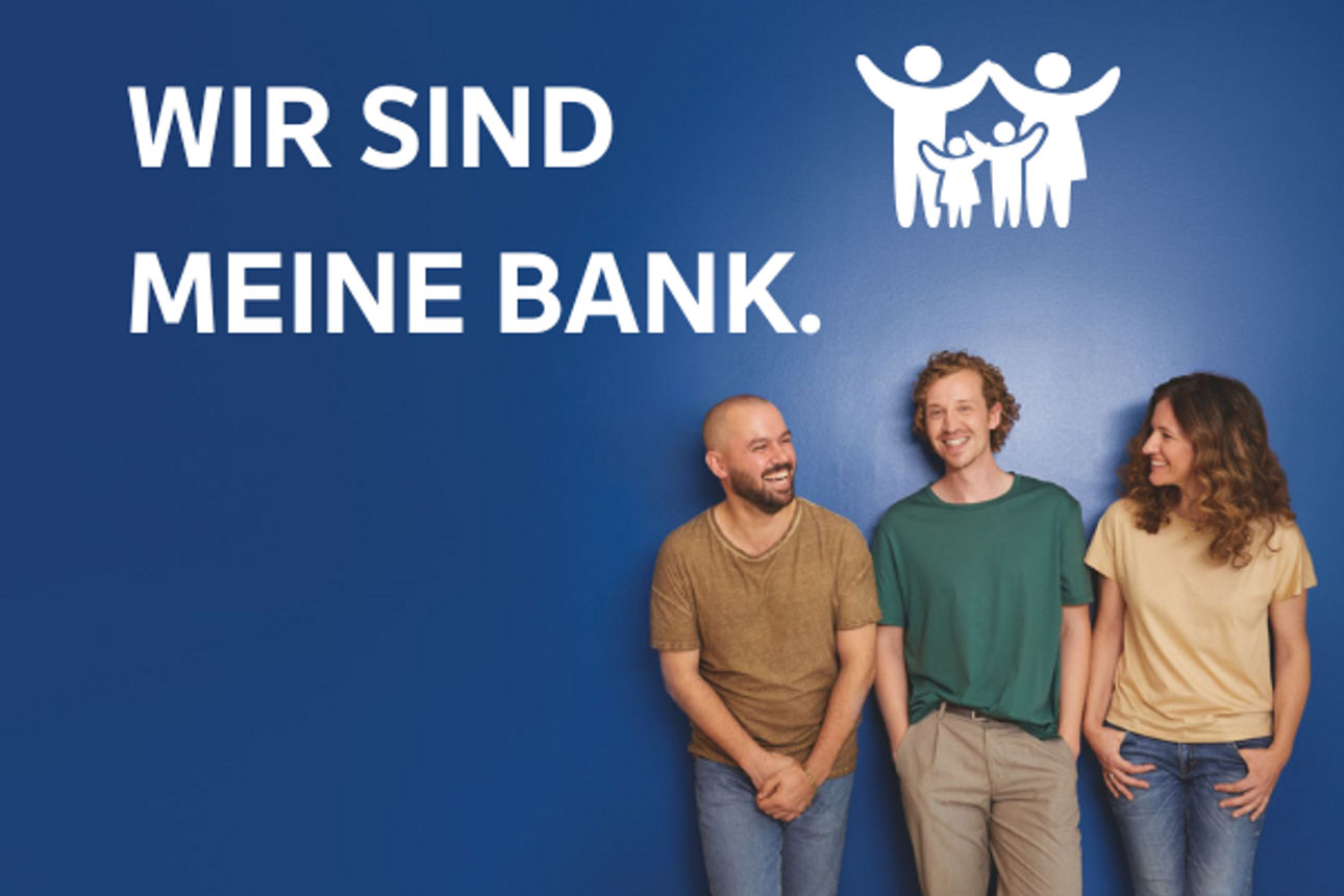 Gruppe von Menschen, die sich lächeln anschauen und weißer Schriftzug Wir sind meine Bank auf blauem Hintergrund.