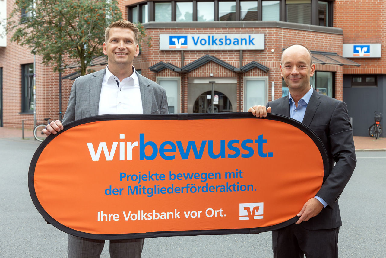 v.l.: Sven Krause (stellvertr. Filialdirektor Volksbank Kamen) und Markus Mendel (Filialdirektor Volksbank Kamen)