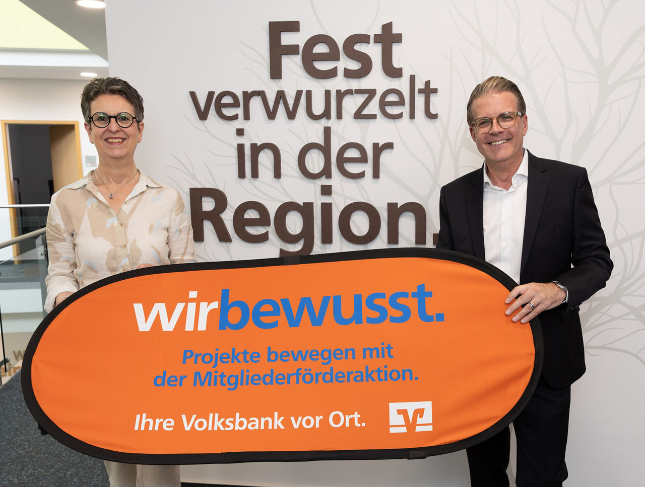 v.l.: Sabine Tesch (stellvertr. Filialdirektorin Volksbank Schwerte) und Lars Kessebrock (Filialdirektor Volksbank Schwerte)