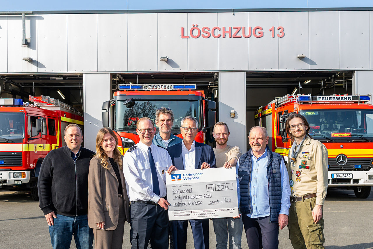 Mitgliederjubilare 2025 in Dortmund- DOVOBA-Dortmunder Volksbank-VB-Thomas Kirmse-freiwillige Feuerwehr-Berghofen                                                                                                                                                          v.l.:Patrick Neumann  ( SC Husen-Kurl )Anna Kreyenborg  ( DOVOBA )Sven Reichel         ( Feuerwehr / DOVOBA )Marcus Bark          ( SC Husen-Kurl )Thomas Kirmse     ( DOVOBA )Eddy Hoffmann      ( SV Körne 83 )Leonard Jeckel      ( DPSG Husen )