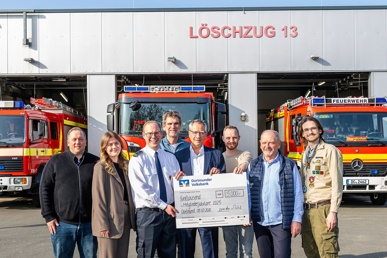 Mitgliederjubilare 2025 in Dortmund- DOVOBA-Dortmunder Volksbank-VB-Thomas Kirmse-freiwillige Feuerwehr-Berghofen                                                                                                                                                          v.l.:Patrick Neumann  ( SC Husen-Kurl )Anna Kreyenborg  ( DOVOBA )Sven Reichel         ( Feuerwehr / DOVOBA )Marcus Bark          ( SC Husen-Kurl )Thomas Kirmse     ( DOVOBA )Eddy Hoffmann      ( SV Körne 83 )Leonard Jeckel      ( DPSG Husen )