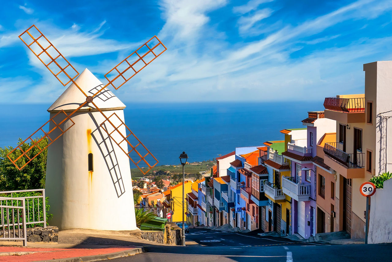 Stadtszene Teneriffa mit Windmühle
