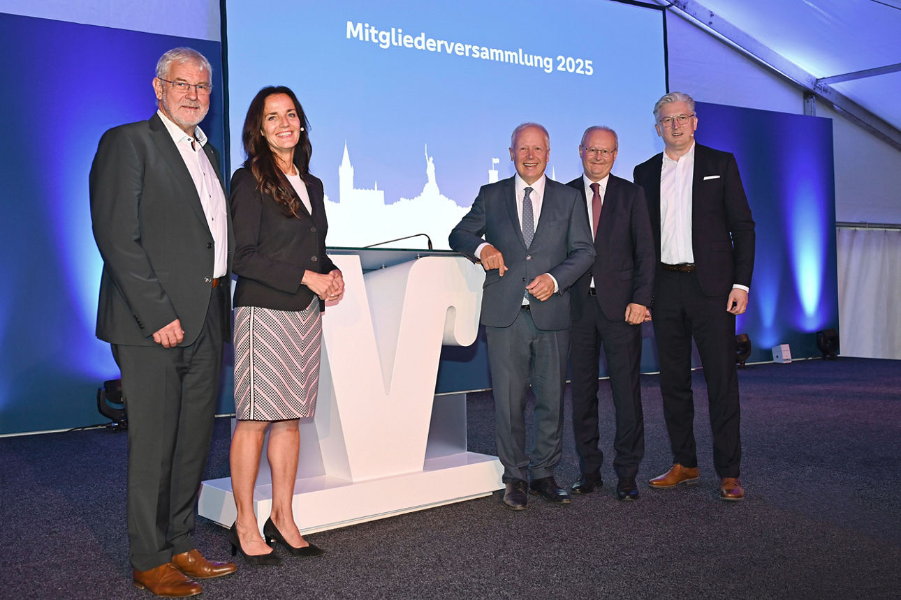 Vertreter der Bank stehen an einem Rednerpult