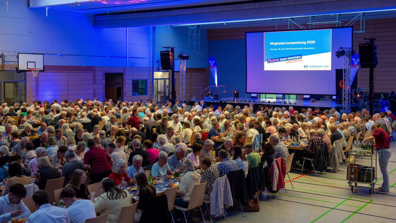 Auf dem Bild ist der Saal der Mitgliederversammlung mit zahlreichen Gästen zu sehen