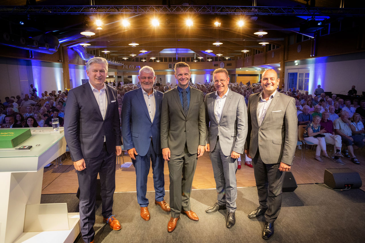 Vertreter der Bank mit Bürgermeister der Stadt Salzkotten und Kabarettist Florian Schroeder