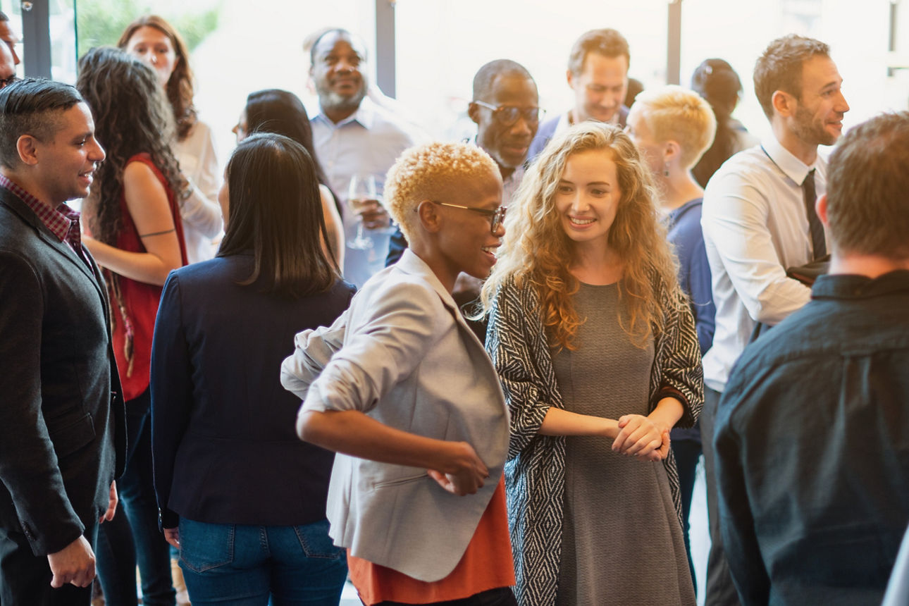 Eine Gruppe von Menschen, die sich unterhalten