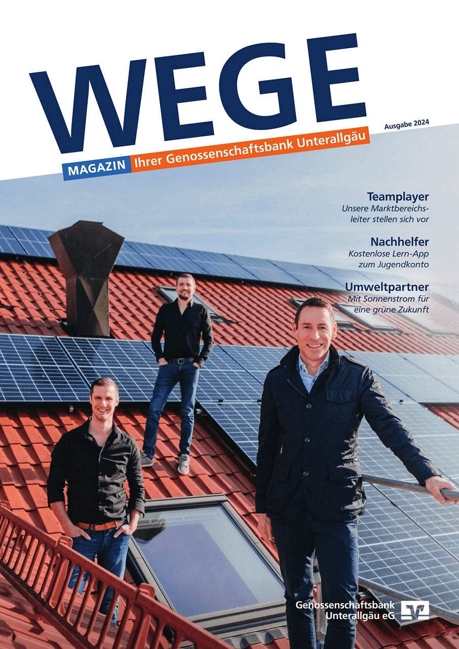 Titelseite unseres Magazins (Handwerker mit Vorstand auf dem Dach mit PV-Anlage im Hintergrund)