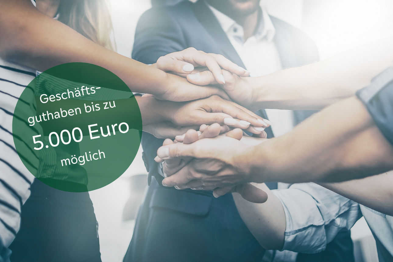 Mehrere Menschen legen die Hände übereinander