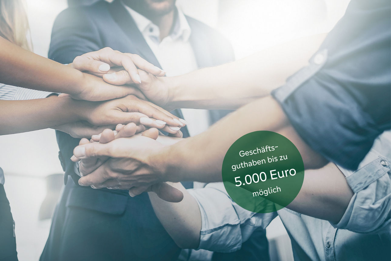 Mehrere Menschen legen die Hände übereinander