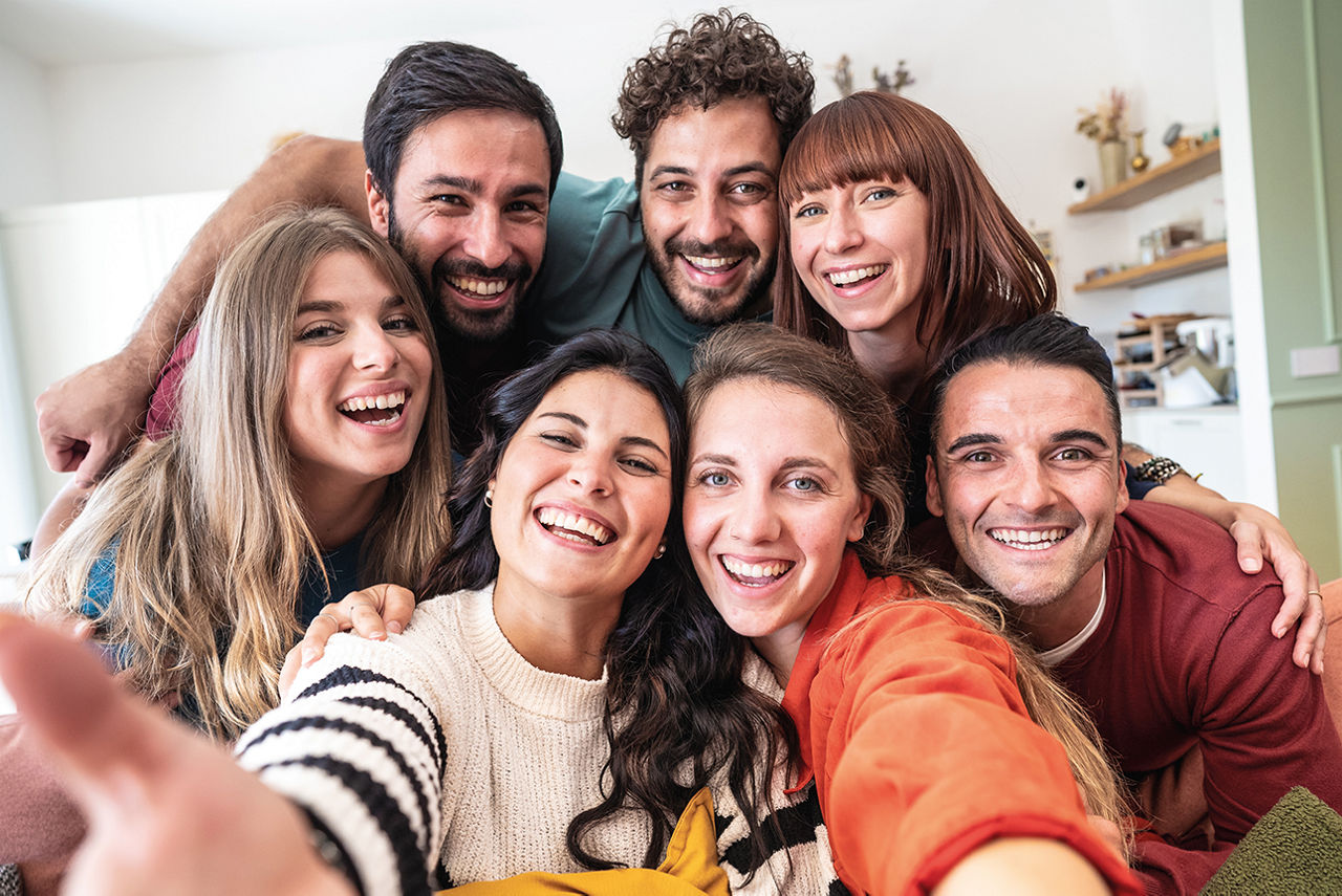 Gruppe von jungen Menschen machen ein Selfie in der WG