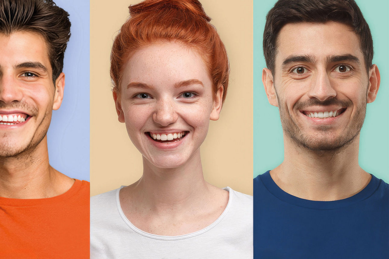 Drei lachende Menschen stehen vor einer blauen Wand mit dem Schriftzug „Wir sind meine Bank.”