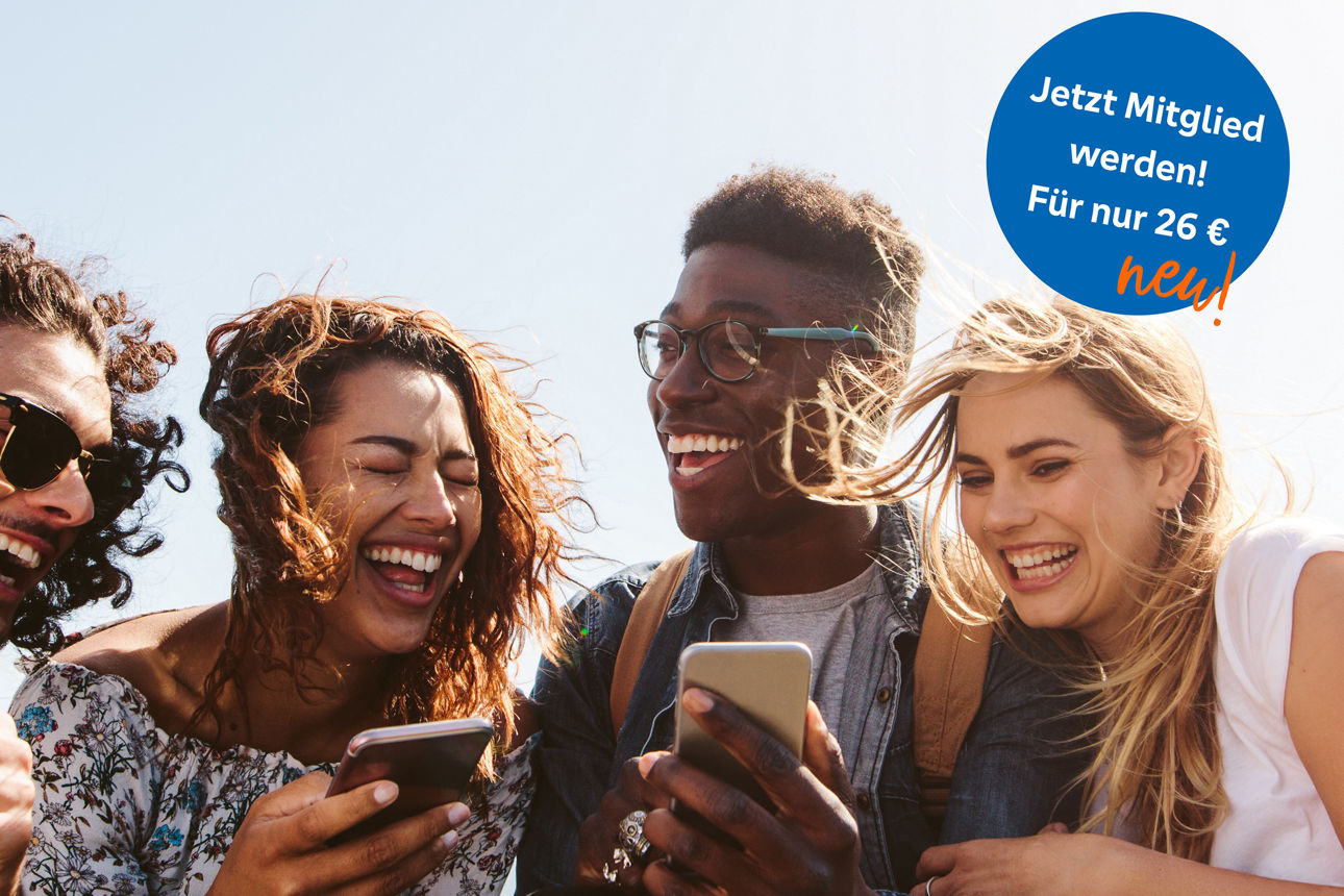 Vier Personen nutzen Smartphones im Freien, Hinweis auf Mitgliedschaft für junge Menschen ab 26 Euro.