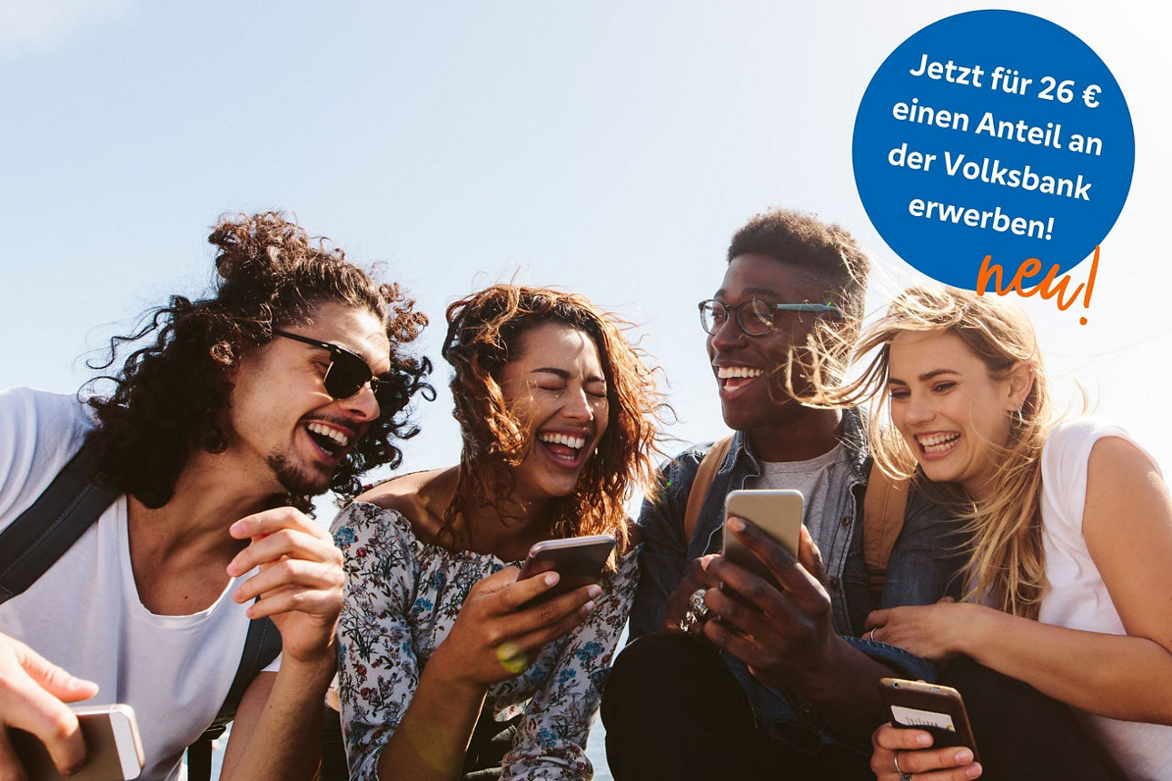 Vier Personen nutzen Smartphones im Freien, Hinweis auf Mitgliedschaft für junge Menschen ab 26 Euro.