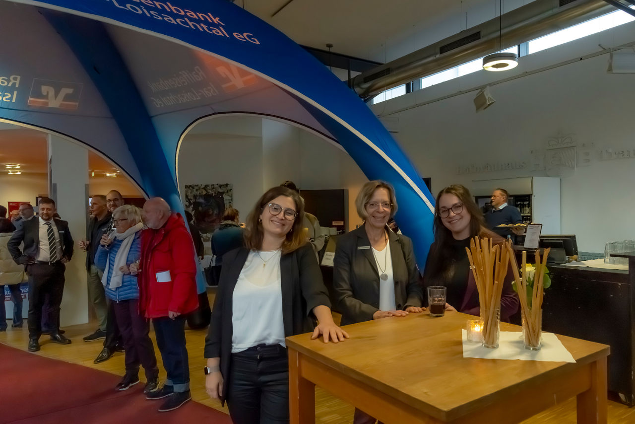 Mitarbeiterinnen der Raiffeisenbank Isar-Loisachtal eG