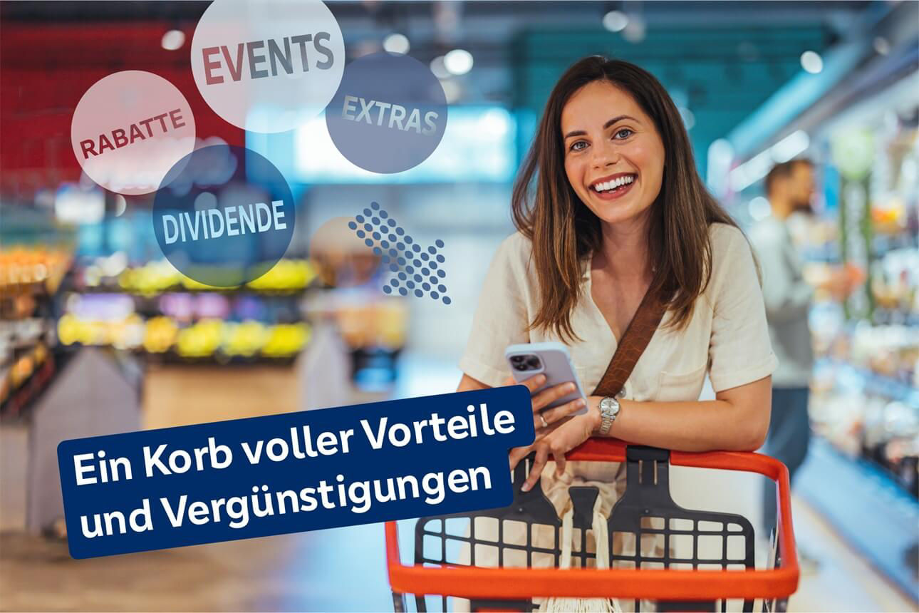 Frau mit braunen Haaren steht am Einkaufwagen und hält eine Smartphone in einem Supermarktgang