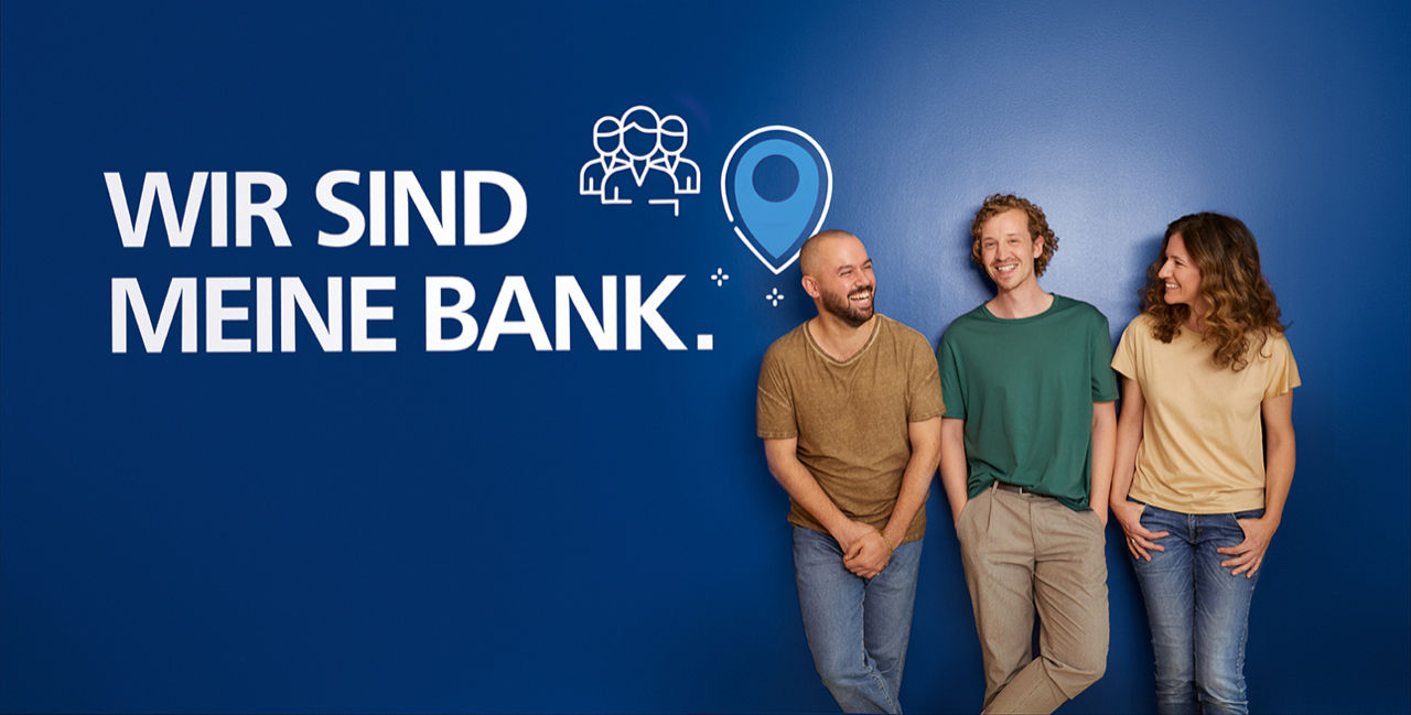 Drei junge Menschen angeleht vor einer blauen Bank
