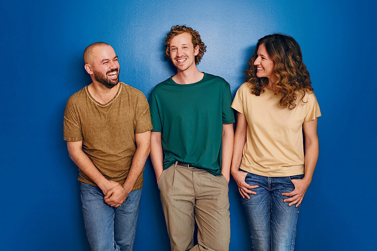 Drei Freunde stehen nebeneinander