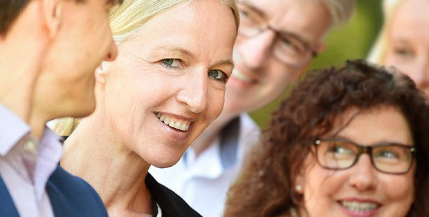 Mehrere lächelnde Personen