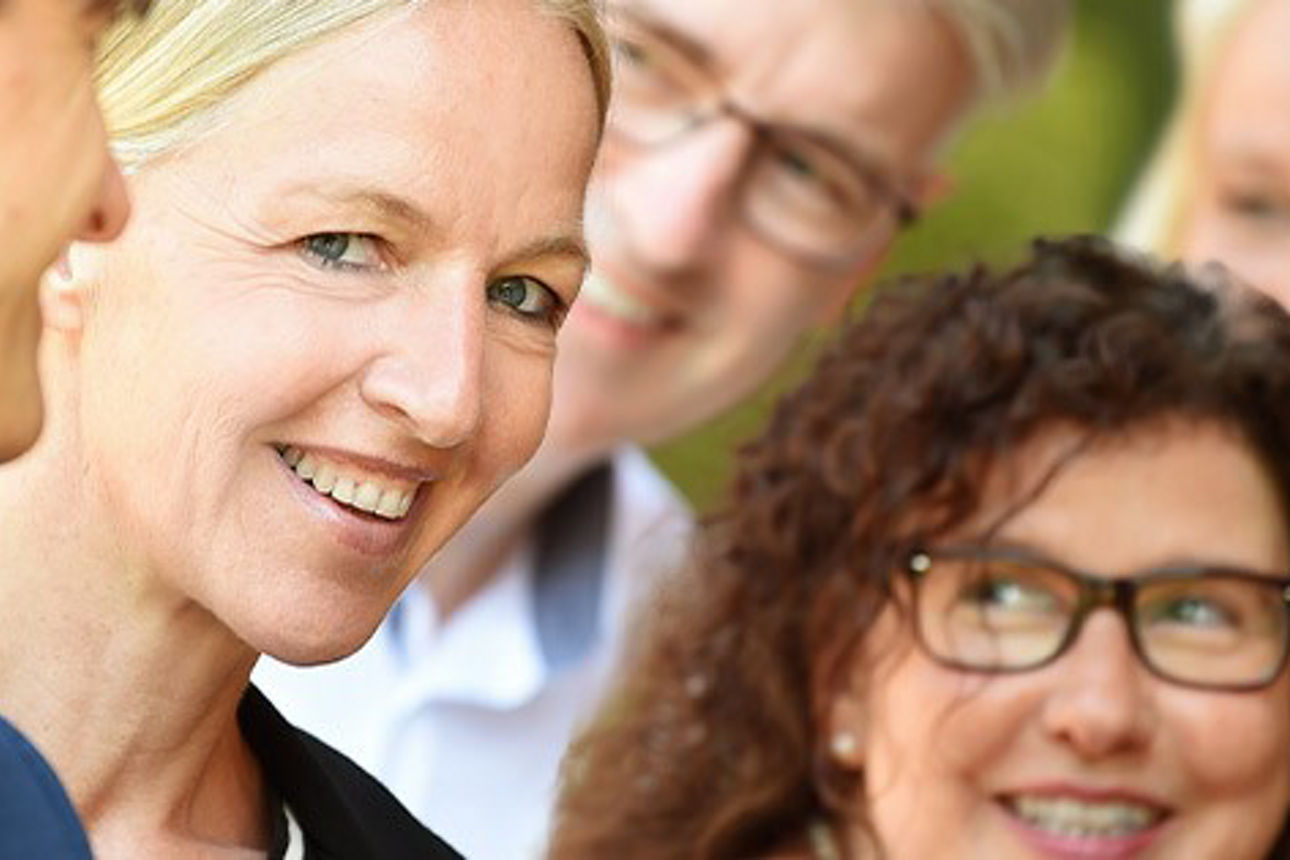 Mehrere lächelnde Personen