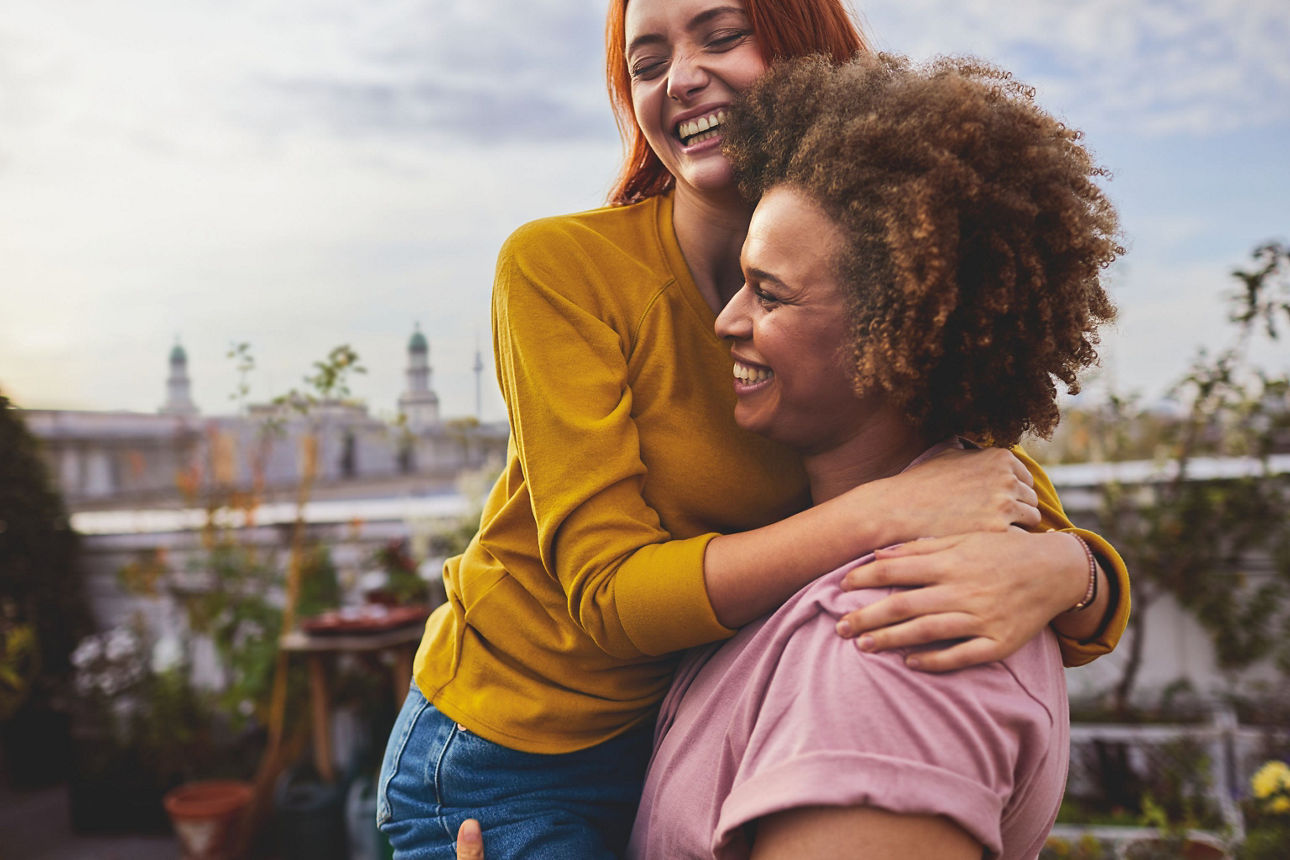 Zwei Frauen auf einer Dachterrasse