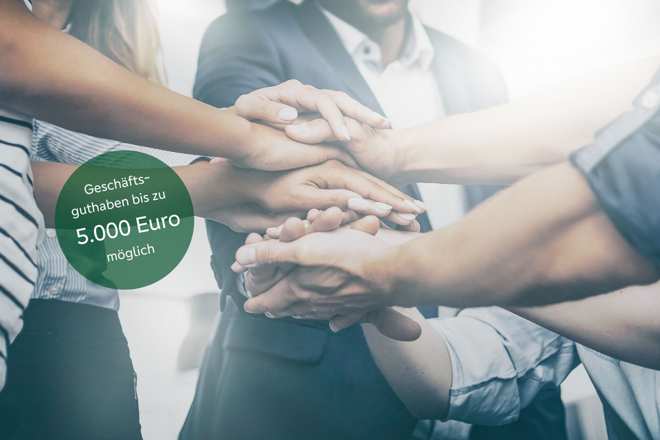 Menschen, die Hände übereinander legen