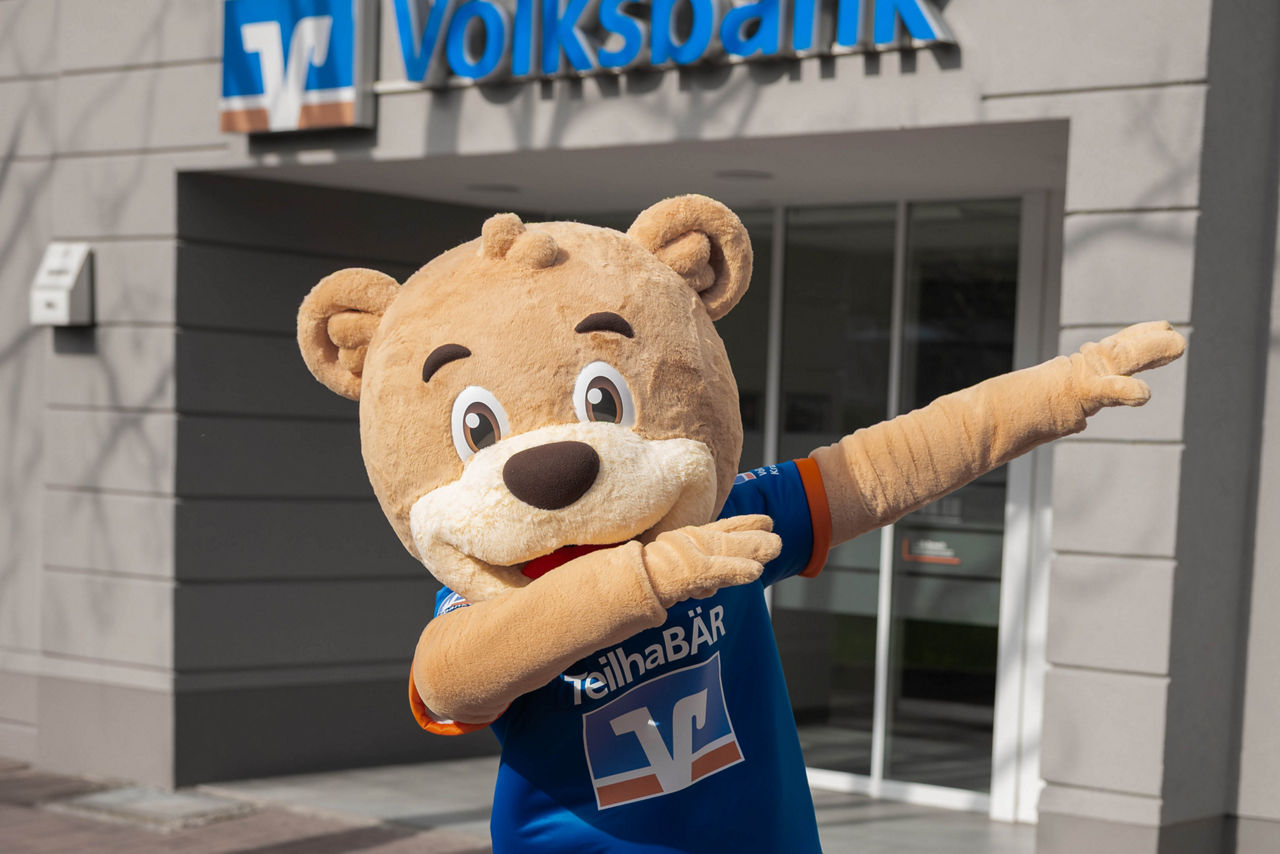 TeilhaBÄR vor Volksbank-Filiale