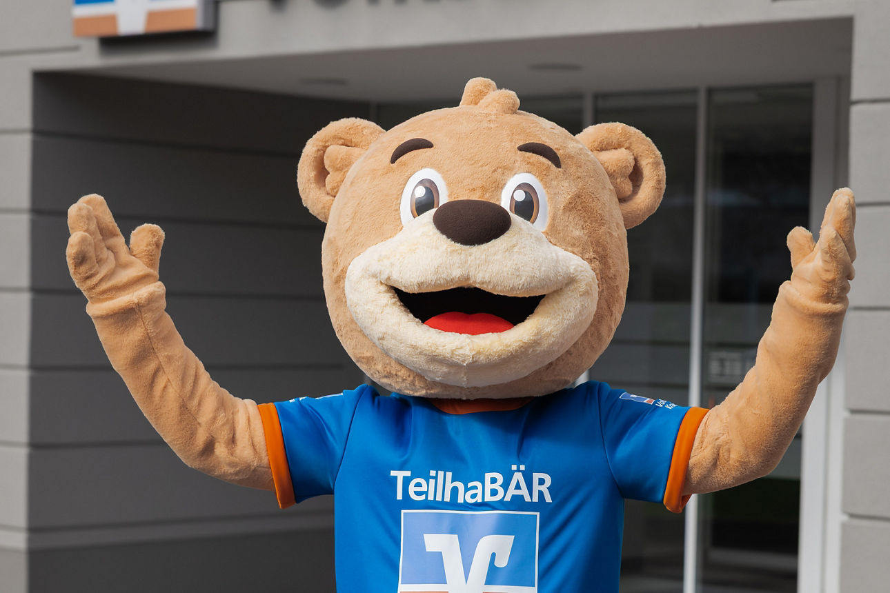 TeilhaBÄR vor Volksbank-Filiale