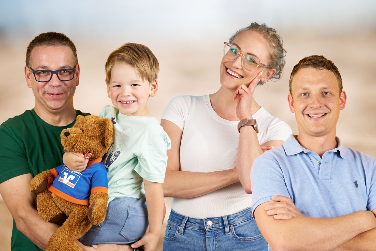 Vater mit Sohn, junge Frau und junger Mann 