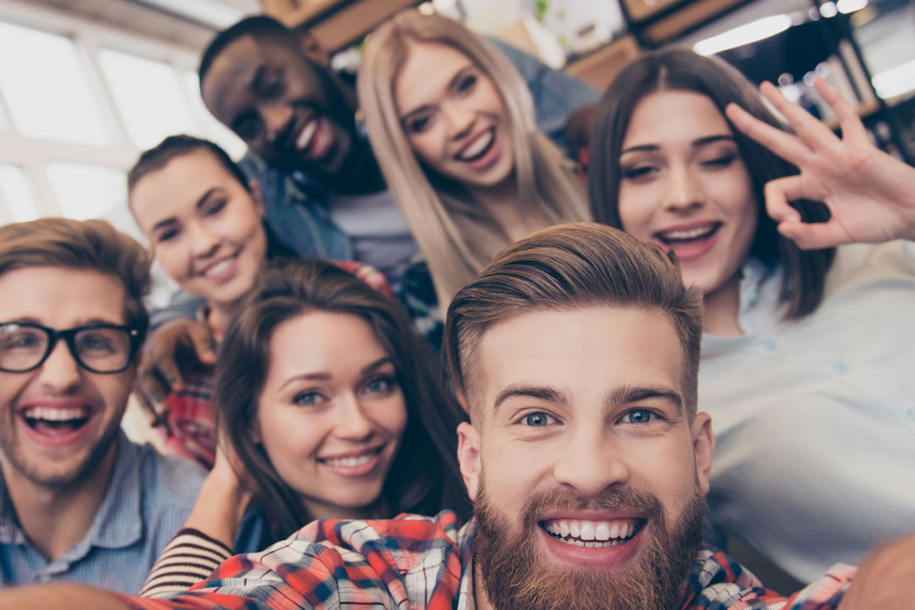 Junge Menschen die lachen