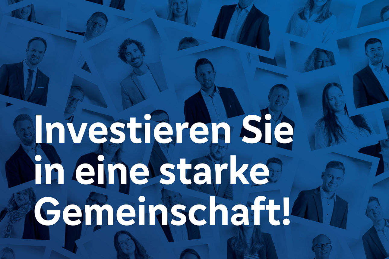 Blauer Hintergrund mit Mitarbeitergesichtern.