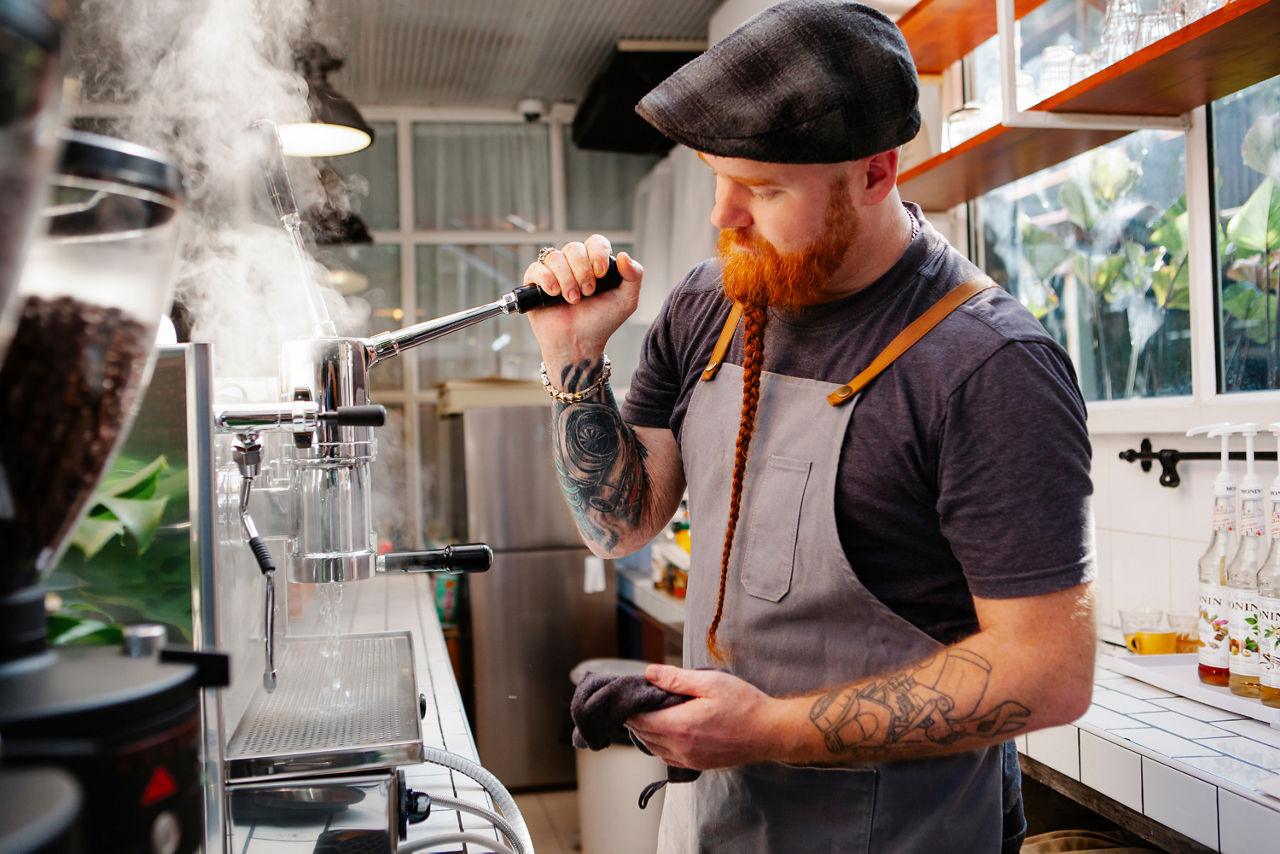 Barista beim Zubereiten von Kaffee
