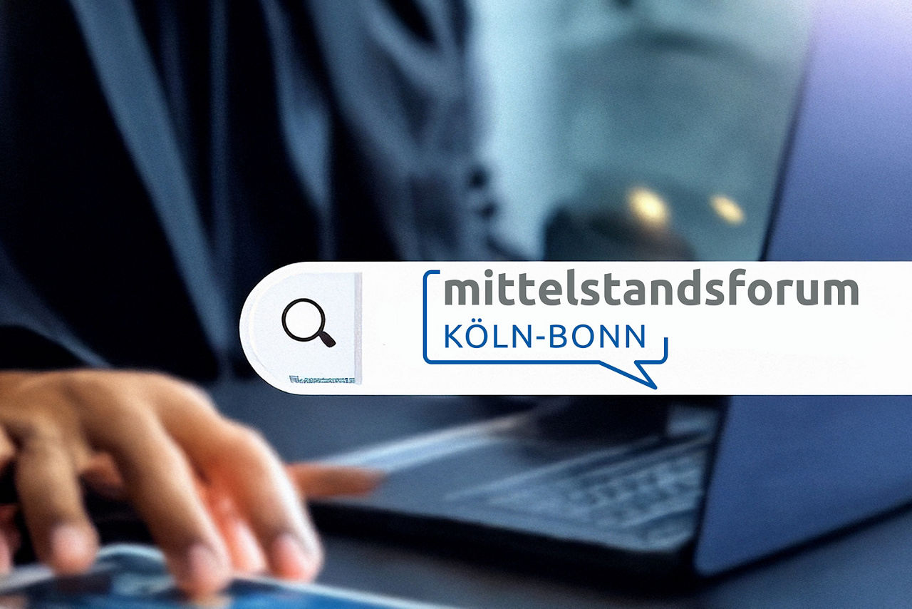 Mann vor Laptop - Logo unseres Mittelstandsforums