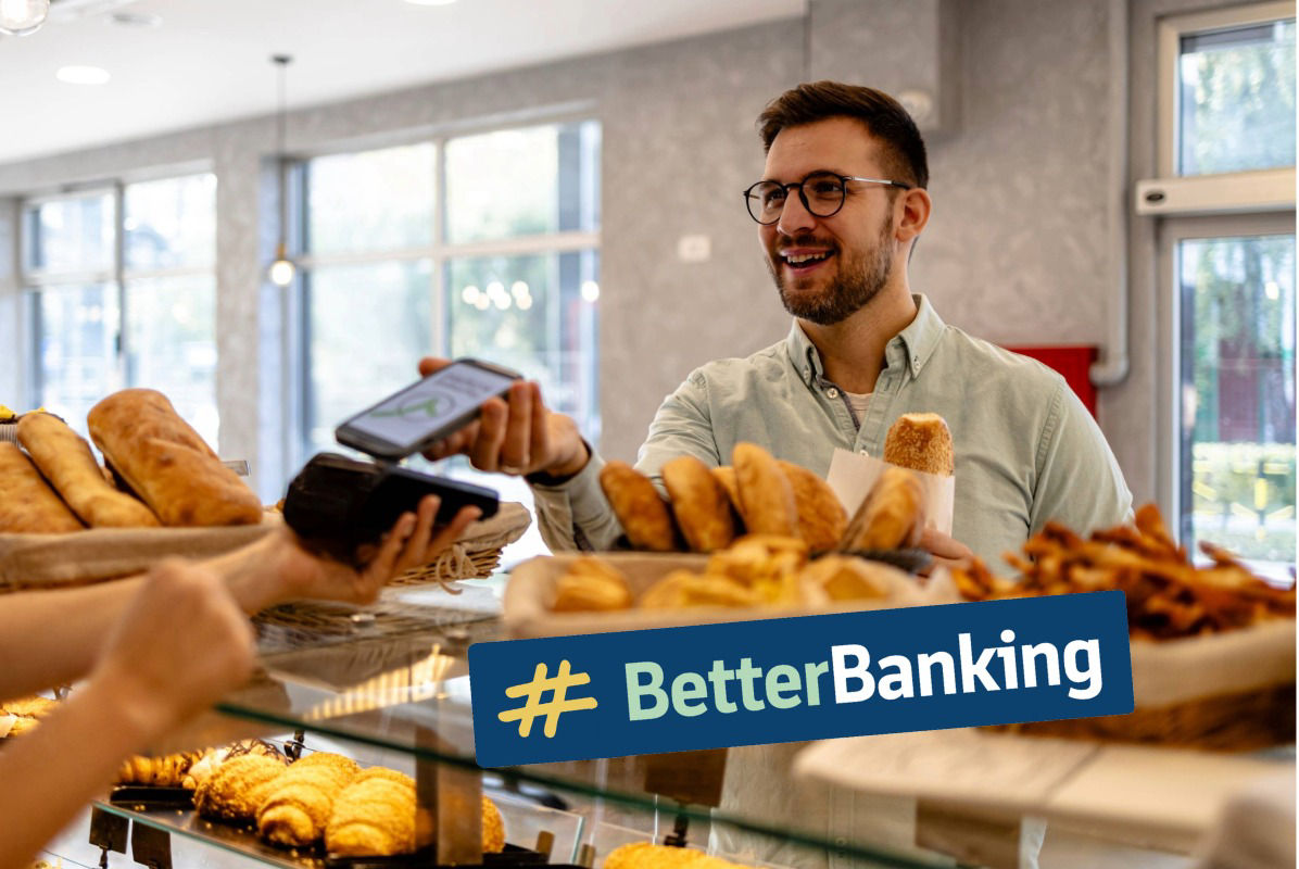 Junger Mann zahlt in Bäckerei mit dem Handy