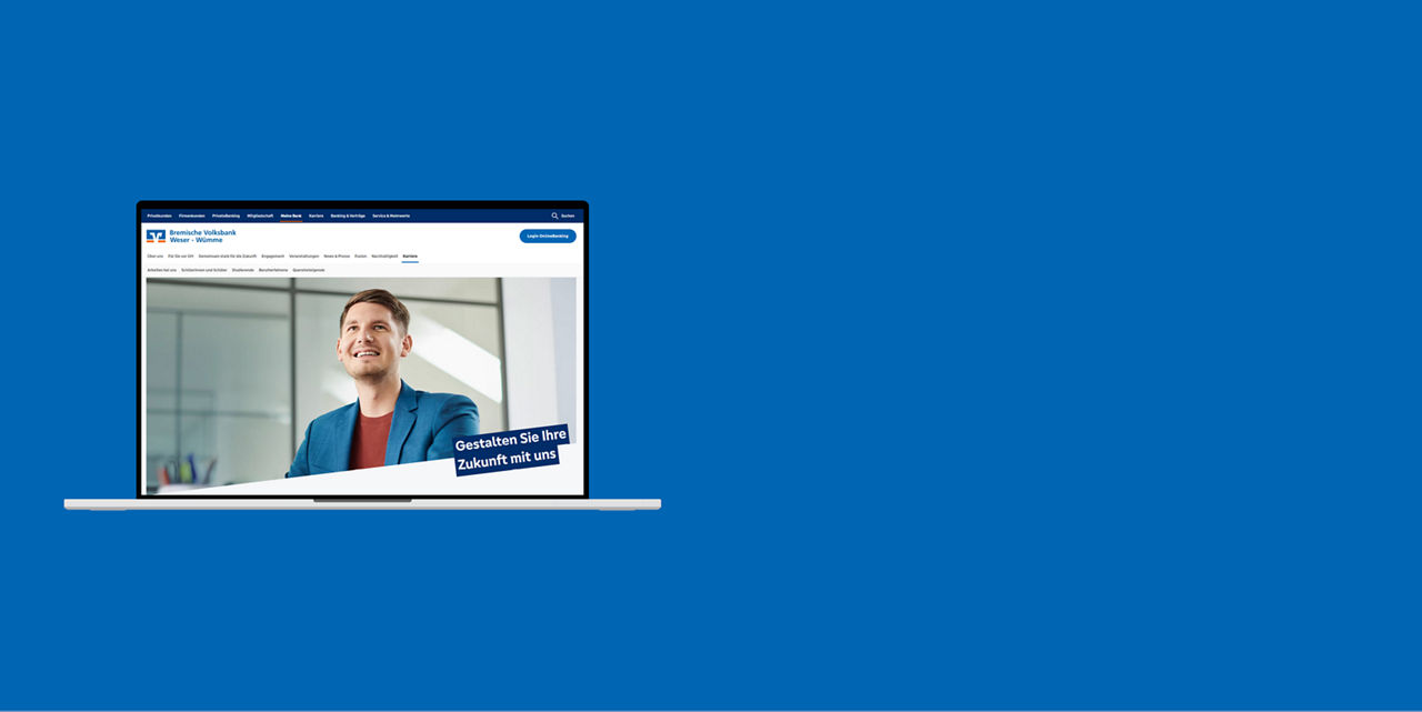 Laptop vor blauem Hintergrund