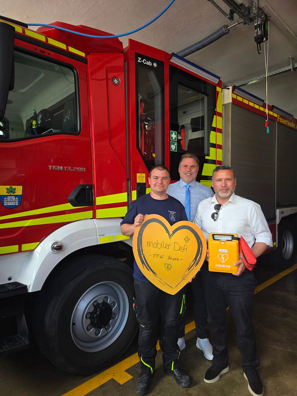 Spendenübergabe mobiler Defibrillator an die FFW Ahorn