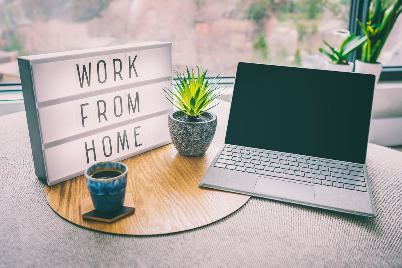 Mobiler Arbeitsplatz mit Laptop, Kaffeetasse und Light-Board