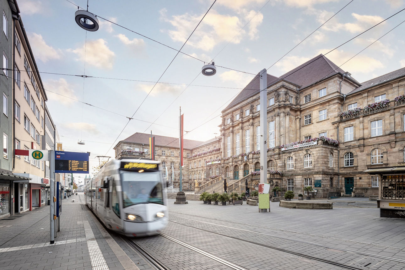 Blick auf das Rathaus in Kassel mit einer Regiotram im Vordergrund