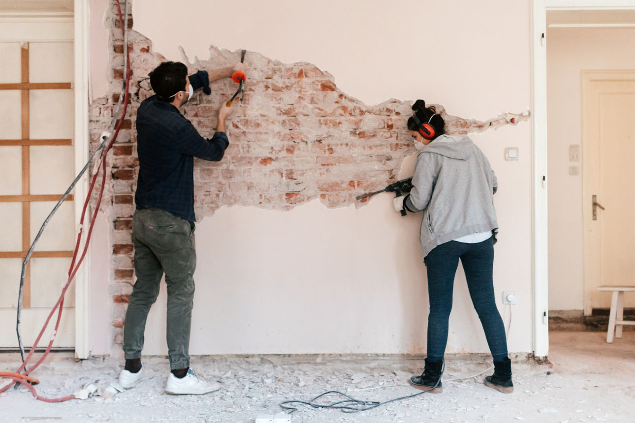 Eine Frau und ein Mann bei der Renovierung einer Wohnung