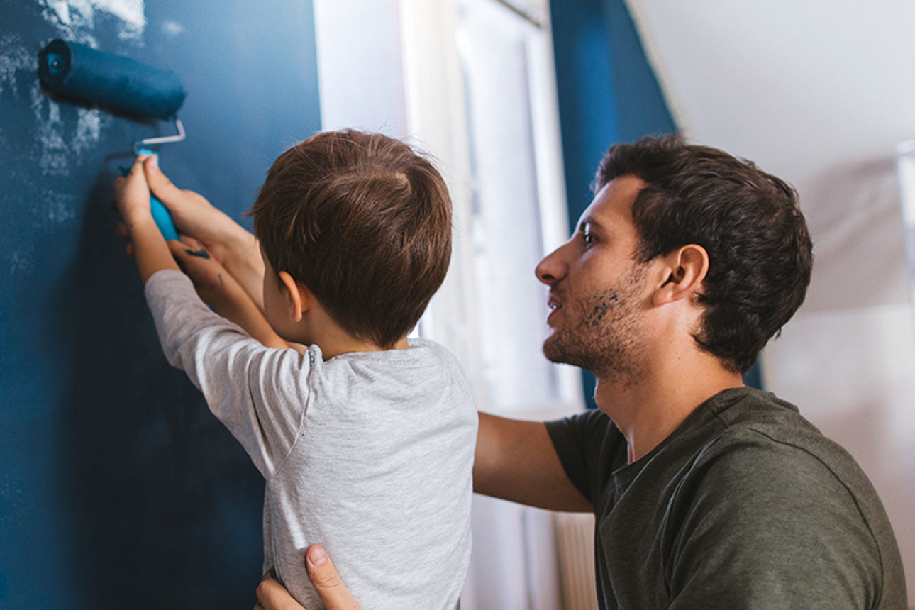 Bildquelle:  Vater und Sohn streichen die Wand blau