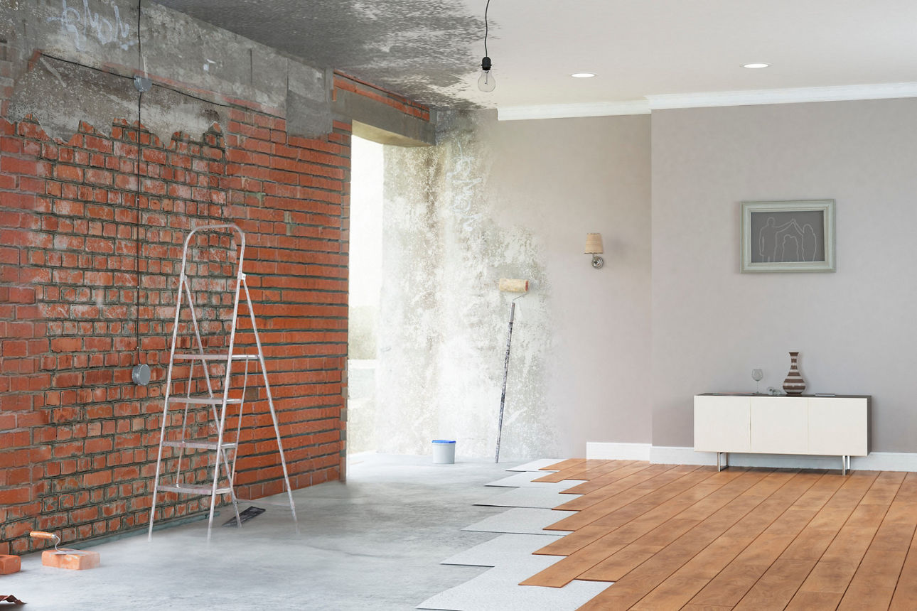 Raum der links gerade renoviert wird und rechts schon fertig renoviert wurde