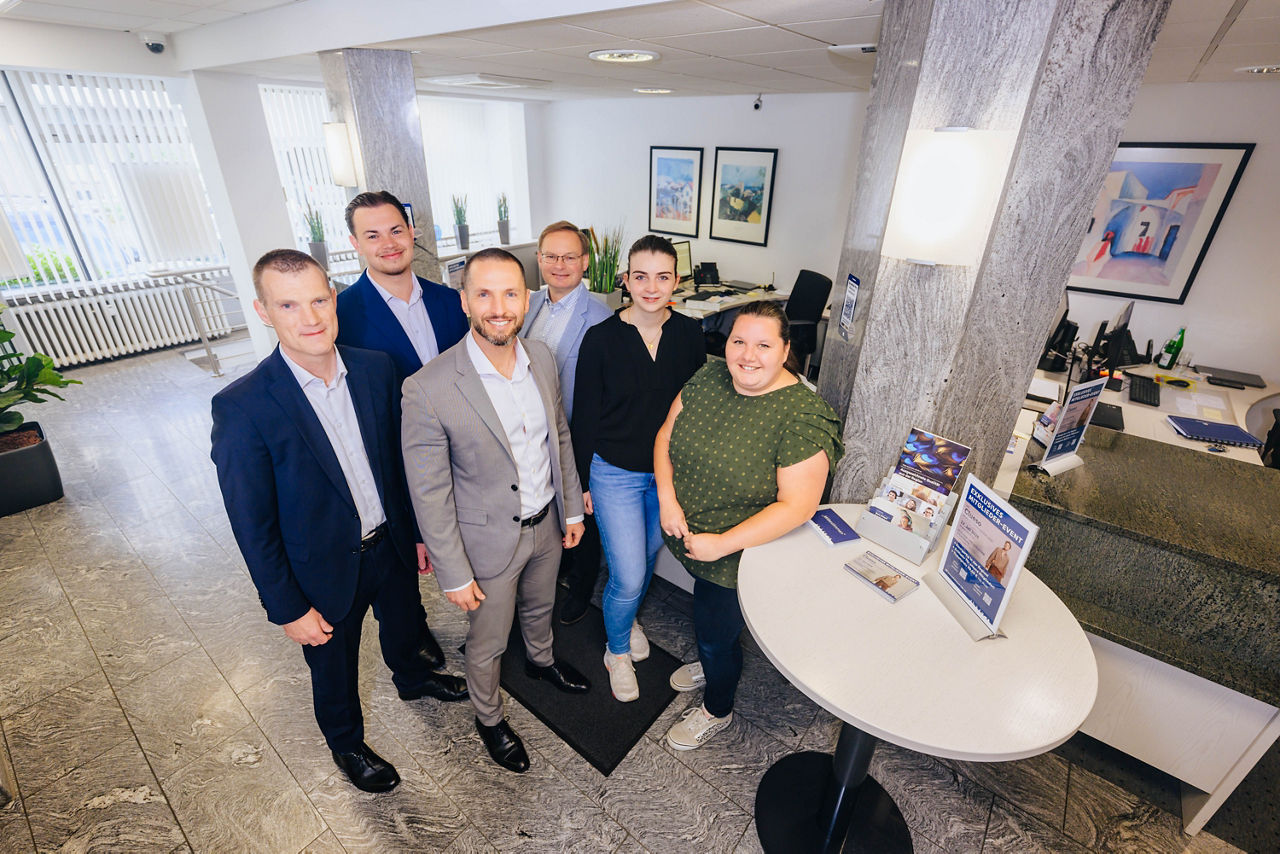 Das Team der Filiale Südstadt steht in ihrer Filiale, die jetzt modernisiert wird.