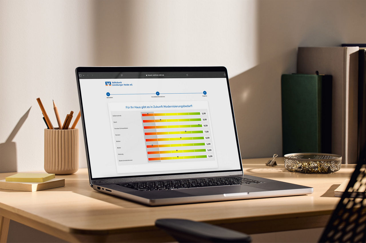 Laptop, auf dem die Ergebnisseite des ModernisierungsChecks zu sehen ist