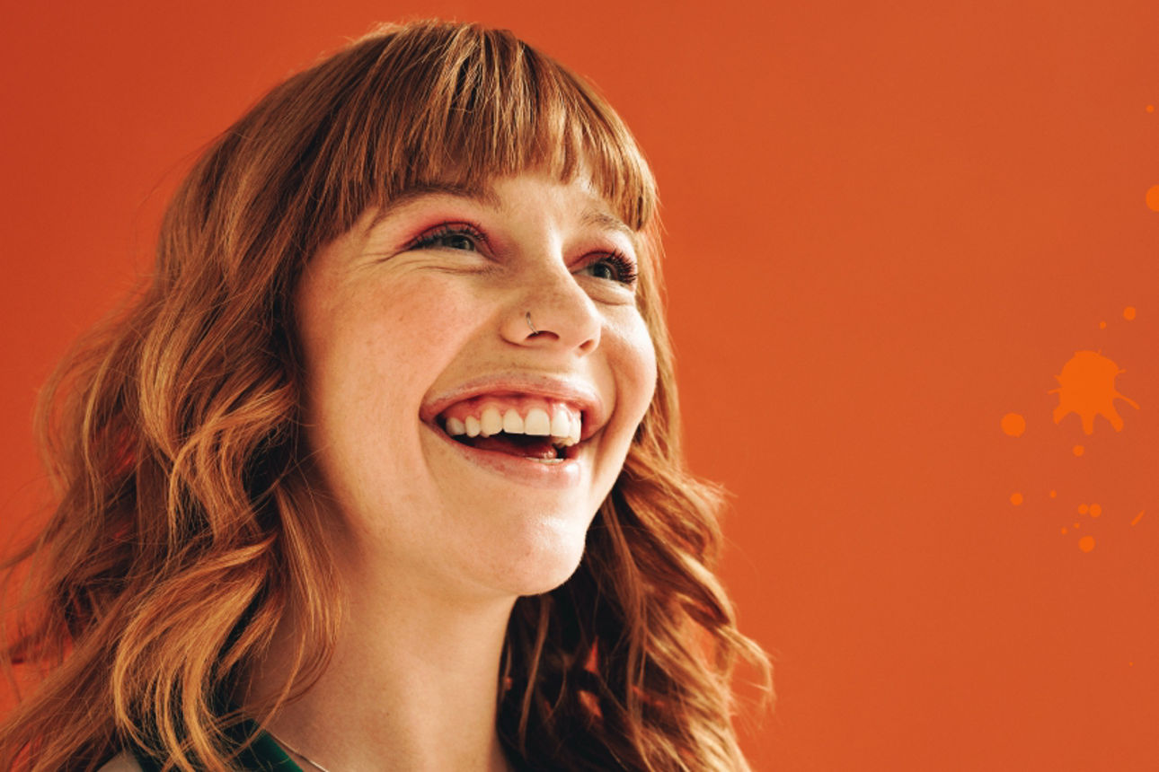 Money Talks - Lächelnde Frau